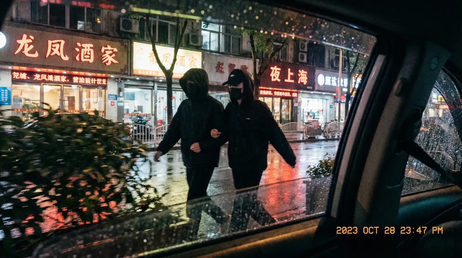 漂亮的保姆中文版完整版免费 - 顶流明星深夜密会现场抓拍照片